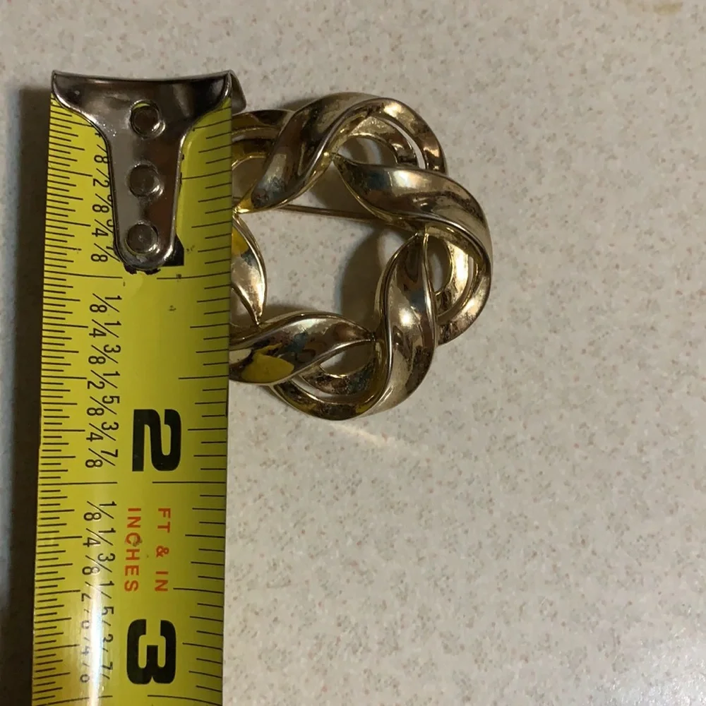 Trifari gold tone woven round broach (150)